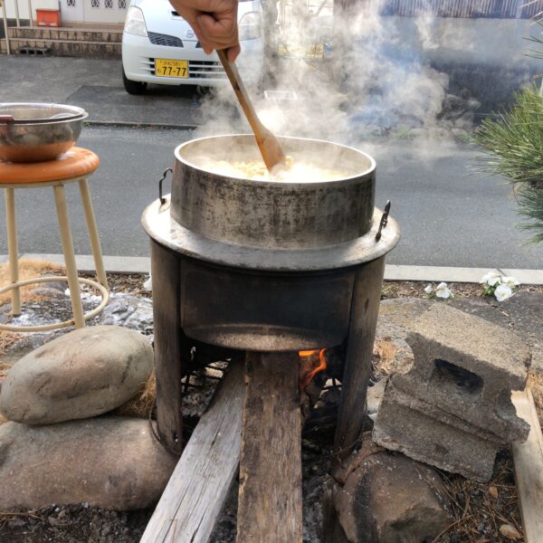 今年も大豆を煮て自家製味噌づくり