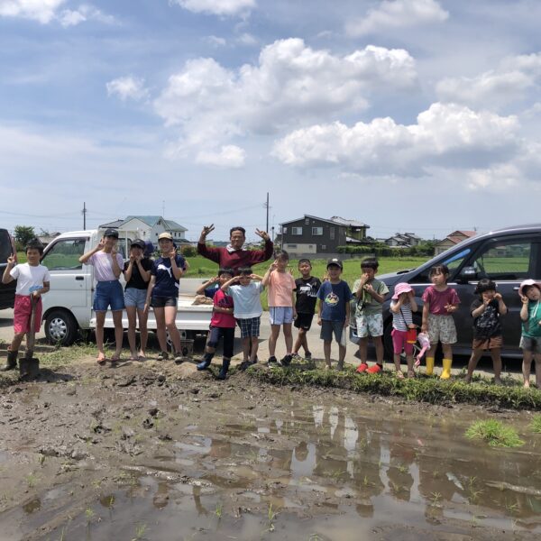 子供たちの田植え大会裸足で楽しみました